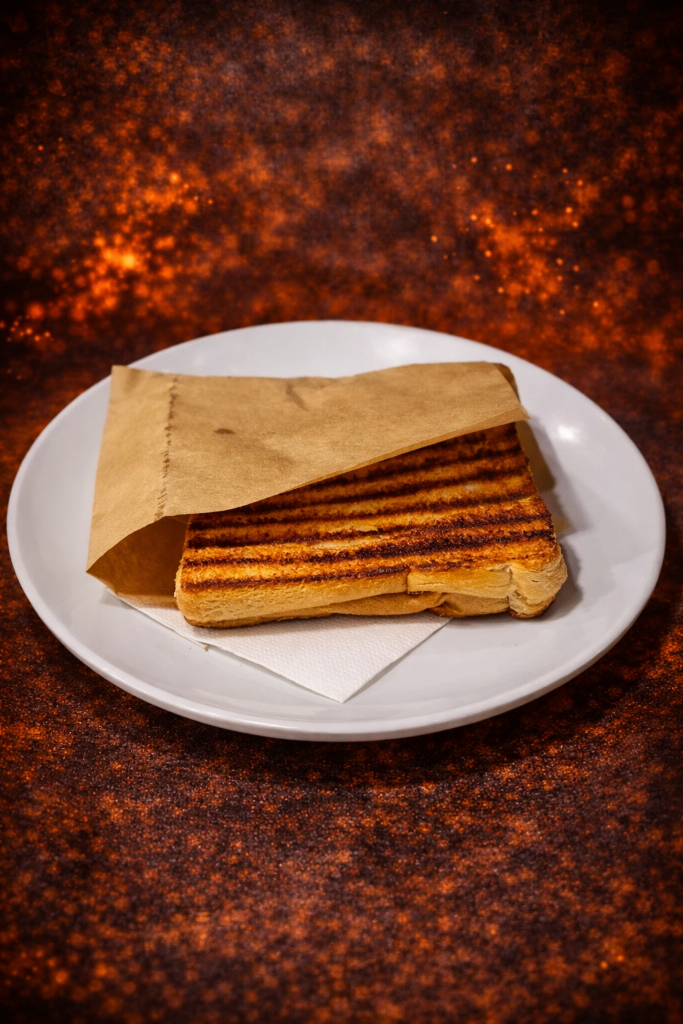 Tost ekmeğine salam kaşar